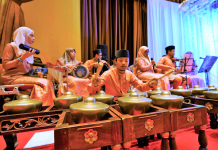 Seri Berunai combines gulintangan with guitars, piano and drums