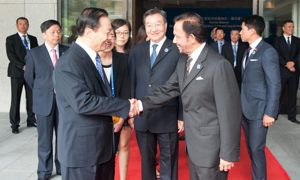 His Majesty greeting Peng Qinghua, Party Secretary of Guangxi Zhuang Autonomous Region yesterday at CABIS.