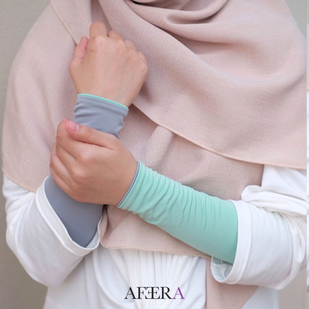 A catalogue image of a pair of reversible hand sleeves sold by Afeera BN.