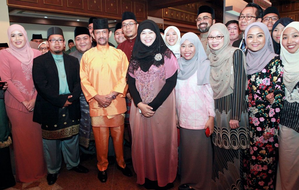 His Majesty taking a picture with startups that took part in TAIB's entrepreneurship programme.