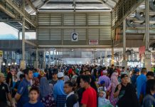 Beat the crowds at the Gadong night market with pasarpbg.com Pasar Gadong or Gadong night market during Ramadhan