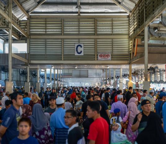 Beat the crowds at the Gadong night market with pasarpbg.com Pasar Gadong or Gadong night market during Ramadhan