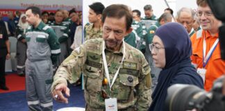 TotalEnergies Brunei marks 35th anniversary with HM visit His Majesty the Sultan of Brunei talking to a TotalEnergies staff.