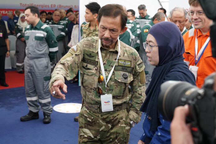 His Majesty the Sultan of Brunei talking to a TotalEnergies staff.