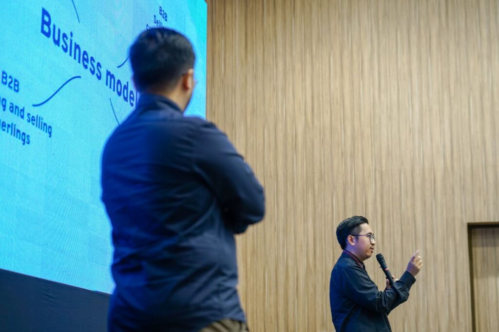 Fathi pitching at the culmination of the sixth cycle of DARe's Accelerate in June 2021.