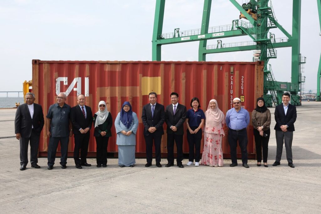 The ceremonial send off of the first container was held at the Muara Port. The exporting Brunei businesses posing for a group photo with MPRT Permanent Secretary and DARe Board Member Hjh Tutiaty (5th R), MPRT Acting Deputy Permanent Secretary Hj Md Yusree (6th L), BEDB/DARe Acting CEO Leong (3rd L) and other senior DARe and MPRT staff.