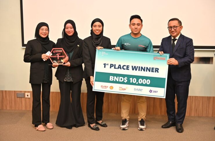 MTIC Permanent Secretary Hj Md Nazri (R) presenting the first place award for the Innovate Challenge to SkyVision.