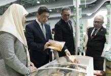 Local Product Expo returns with over 200 vendors Minister at PMO and Second MoFE Minister Dato Dr Awang Hj Mohd Amin Liew (2nd L), MoHA Minister Dato Awang Hj Ahmaddin (2nd R), and MPRT Minister Dato Seri Setia Dr Hj Abd Manaf (R) viewing bruneihalalfoods' booth at LPE.