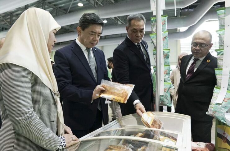 Minister at PMO and Second MoFE Minister Dato Dr Awang Hj Mohd Amin Liew (2nd L), MoHA Minister Dato Awang Hj Ahmaddin (2nd R), and MPRT Minister Dato Seri Setia Dr Hj Abd Manaf (R) viewing bruneihalalfoods' booth at LPE.