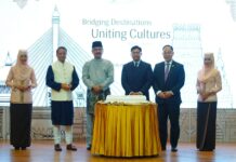 Investment and tourism programme in Chennai to mark RB inaugural flight MTIC Minister YB Pg Dato Shamhary (3rd R) ceremonially launched RB’s Chennai route at an event held at Tarindak D'Seni. Also pictured are RB CEO Captain Sabirin (2nd R), Indian High Commissioner to Brunei H.E. Alok Amitabh Dimri (2nd L), and President of the Indian Chamber of Commerce and Nazmi MD Nazeer Ahmad (3rd L).