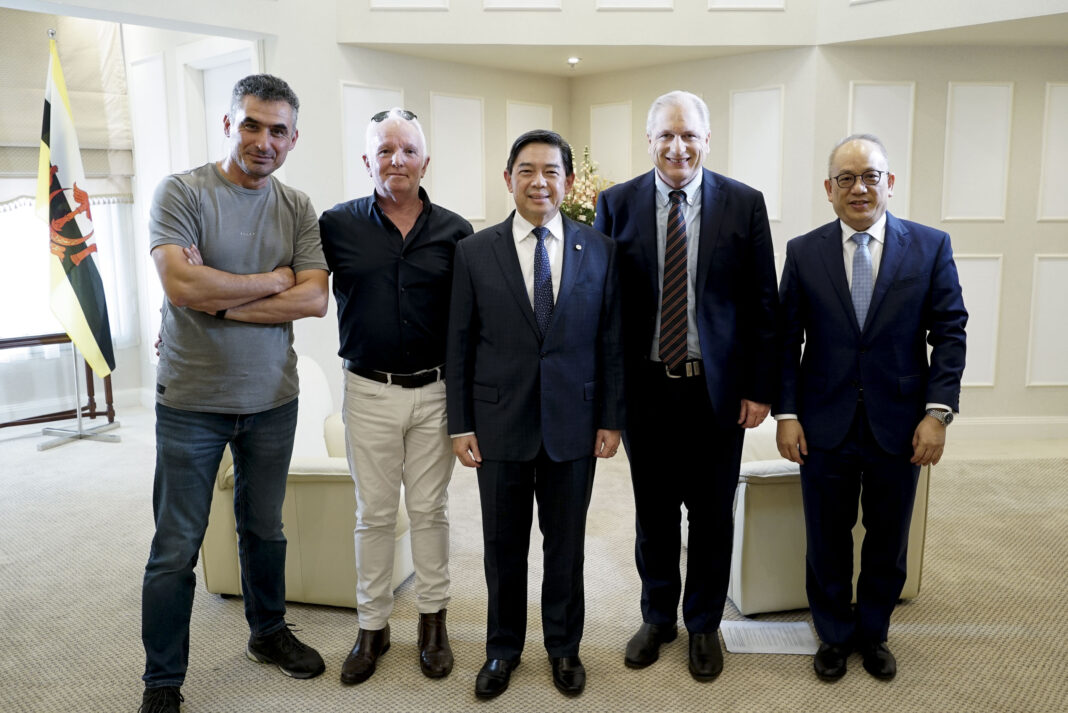 AE crew with second MOFE Minister