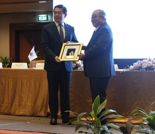 Singapore’s Rotary Engineering expands to Brunei, targets Borneo expansion Second MoFE Minister YB Dato Dr Hj Mohd Amin (L) and Chairman and Founder of the Rotary Group of Companies Roger Chia (R) following the agreement to establish Brunei Rotary Engineering.