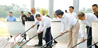 Brunei launches Southeast Asia’s first net-zero, solar-powered shrimp farm MoFE Minister II YB Dato Dr Haji Mohd Amin Liew (centre) and MPRT Minister YB Dato Dr Haji Abdul Manaf (on his left) perform the first stocking of blue shrimp fry at Jets' new Serasa facility.