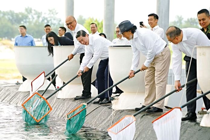 070725DZ-jets MoFE Minister II YB Dato Dr Haji Mohd Amin Liew (centre) and MPRT Minister YB Dato Dr Haji Abdul Manaf (on his left) perform the first stocking of blue shrimp fry at Jets' new Serasa facility.