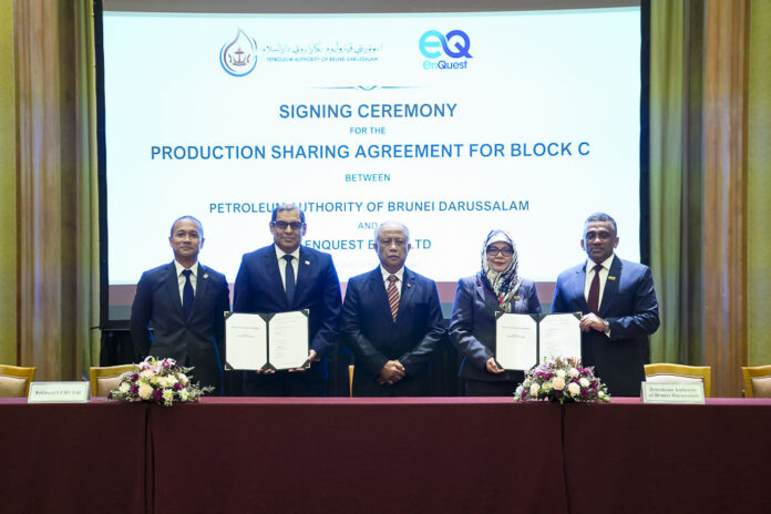 160725FA-PSA-2 A signing ceremony for the production sharing agreement was held at The Empire on July 16. Minister at PMO and Minister of Defence II, Pehin Dato Hj Halbi (centre), was the guest of honour. PA was represented by board member and MoD Permanent Secretary Dr Nor Imtihan (second right), and MD Shamir (right). EnQuest was represented by GM for Southeast Asia Ahmed Radzif (second left) and Commercial Manager for Malaysia Hafeiz (left).