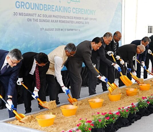 Brunei’s biggest solar plant targets launch by end of 2026 Deputy Minister of Finance and Economy Dato Hj Khairuddin (centre) officiated the groundbreaking at the remediated landfill site.