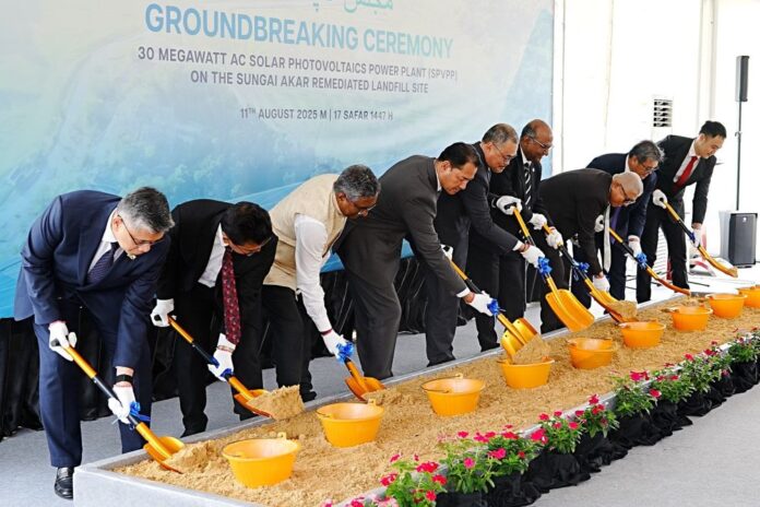 120825DZ-serisuria (2) Deputy Minister of Finance and Economy Dato Hj Khairuddin (centre) officiated the groundbreaking at the remediated landfill site.