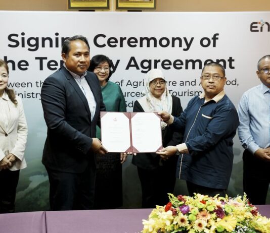 Thailand’s Enserv to launch Brunei’s first sorghum cultivation and processing project Enserv Chairman Tanachat Pochana and DOAA Acting Director Abuzar Haji Mohd Tahir with tenancy agreement for Brunei sorghum project.