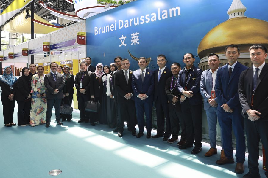 YB Dato Amin, YB Dato Juanda, and CPCC Guangxi Vice Chairman Wang with Brunei delegation at CAEXPO group photo