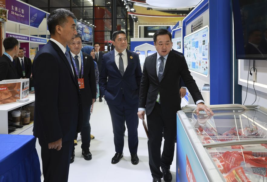 Barramundi GM Alex showcases produce to CPCC Guangxi Vice Chairman Wang Naixue and YB Dato Amin at CAEXPO Commodity Pavilion