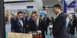 CAEXPO positions Guangxi as gateway for Brunei businesses into China MOD Minister YB Dato Juanda and MoFE Minister II YB Dato Amin viewing Sahamada’s products at CAEXPO Commodity Pavilion