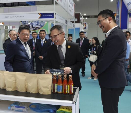CAEXPO positions Guangxi as gateway for Brunei businesses into China MOD Minister YB Dato Juanda and MoFE Minister II YB Dato Amin viewing Sahamada’s products at CAEXPO Commodity Pavilion
