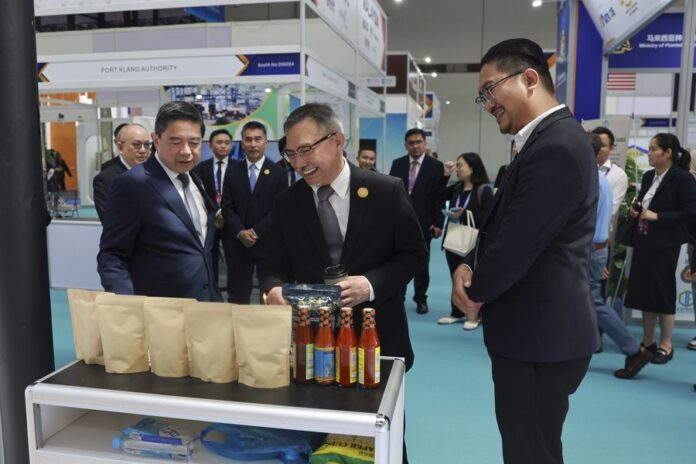 MOD Minister YB Dato Juanda and MoFE Minister II YB Dato Amin viewing Sahamada’s products at CAEXPO Commodity Pavilion