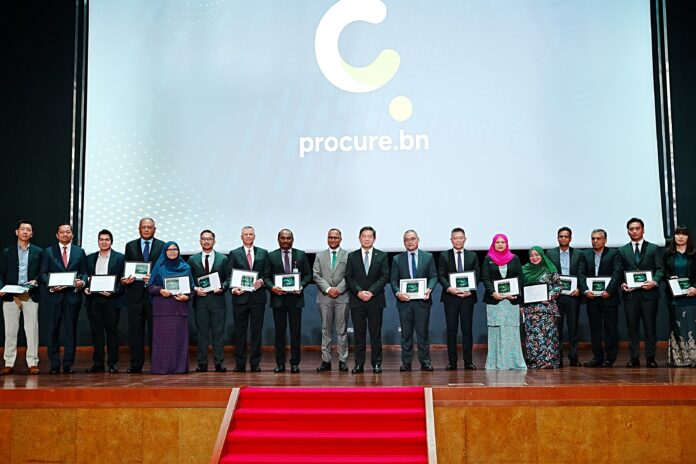 291025-procurebn (2) Minister at the PMO and Minister of Finance and Economy II Dato Dr Amin Liew and MoFE Deputy Minister and DA CEO Dato Seri Paduka Khairuddin with implementers and participating Darussalam Assets companies at the Procure.bn launch event.