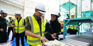 Wasan Milling Company more than doubles national milling capacity His Majesty inspects WMC’s new vacuum-sealed five-kilogramme rice packaging during the launch of the upgraded milling facility in Wasan.