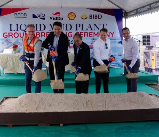 VidDaCom to become first local owner-operator of mud plant Representatives from BEDB, SLB, VidDaCom, BSP and BIBD mark the groundbreaking of VidDaCom’s Liquid Mud Plant.