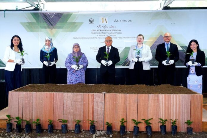 060826-antrique YB Dato Dr Haji Abdul Manaf with Datin Hjh Tutiaty, Laura Brown, and representatives of Antrique and BIA.