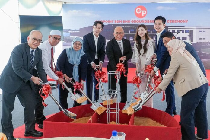 290926 - Gropoint (2) METI Minister YB Dato Dr Hj Abd Manaf with Gropoint MD Wei Lee, CEO Eileen Lee and other government and project stakeholders at the groundbreaking ceremony for Gropoint’s seafood processing plant on June 23.